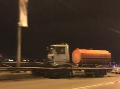 На воронежской набережной грузовик смял «Мерседес»