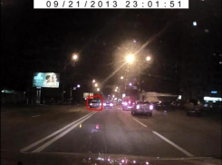 В Воронеже на Хользунова серебристый автомобиль на встречной полосе сбил пешехода (ВИДЕО)