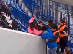 «Бей его!»: футбольная фанатка отлупила мужчину прямо на трибуне воронежского стадиона 