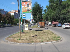 Треногу спрятали от водителей рекламой ОСАГО в Воронеже