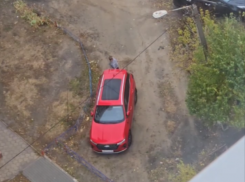 Дергает за багажники: странного парня сняли на видео на парковке в Воронеже