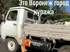 Легендарный УАЗ нелепо скрестили c Duracell в Воронеже