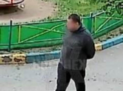 Преследует и жутко пялится: о странном поведении мужчины предупредили воронежцев