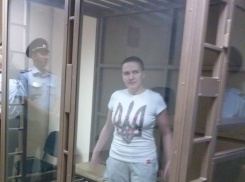 Надежда Савченко ведет себя на суде вызывающе и резко отвечает на вопросы судей 