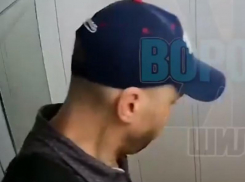 Странное поведение мужчины попали на видео в лифте воронежской многоэтажки