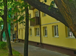 «А вдруг криминал?»: запах разлагающего трупа вторую неделю кошмарит воронежцев в жилом доме