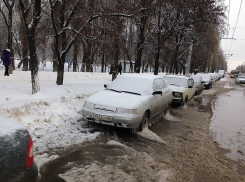 Десятки автомобилей вмерзли в землю из-за коммунальной аварии на Космонавтов