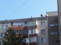 Спасатели уговорили воронежца не прыгать с крыши дома