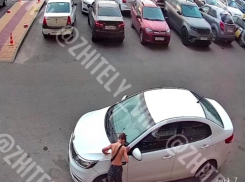 «Выйти и надавать ему по заднице»: мальчик ударил лбом Kia Rio в Воронеже