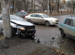 В Воронеже на Ленинградской столкнулись иномарка и «шестерка»