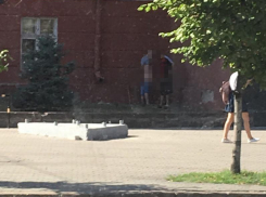 Парней со спущенными штанами застали за странным занятием в центре Воронежа
