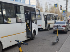 Самокатчики поспорили с маршруточниками за звание главных раздражителей в Воронеже