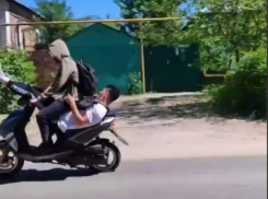 Безбашенная поездка на мотоцикле попала на видео в Воронежской области