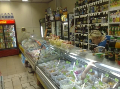 В воронежских магазинах продавцы без медкнижек отпускали продукты