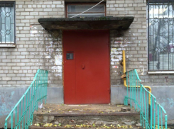Воронежец пытается добиться пандусов в подъезде 