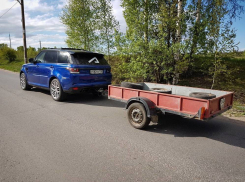 Воронежцы высмеяли Range Rover со ржавым прицепом 