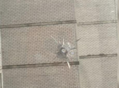 «Женщине выстрелили в живот»: неизвестные открыли стрельбу в одном из воронежских ЖК