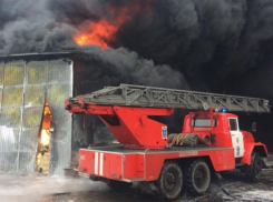 Полицейские начали проверку по факту пожара на складе с резиной в Воронеже