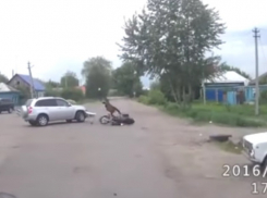 Момент столкновения внедорожника с мотоциклом в Воронеже попал на видео