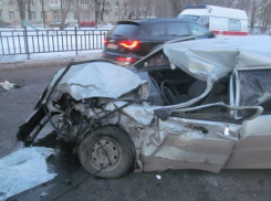 В Воронеже «ВАЗ» врезался в грузовик