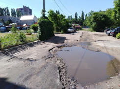 В мэрии объяснили жалкое состояние дорог в воронежском дворе 