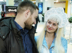 Снегурочка из Воронежа показала свои игрушки