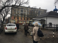 Автомобилист «согрешил» у храма в Воронеже