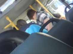 Перепалку пассажирки с маршрутчиком сняли в салоне микроавтобуса в Воронежа