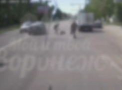 Опубликованы жесткие кадры со сбитым на пешеходном переходе мужчиной в Воронеже