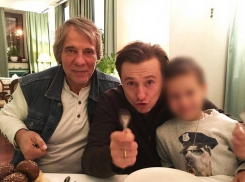 Сергей Безруков отведал в Воронеже цыпленка табака, а Тимати предпочел фаст-фуд 