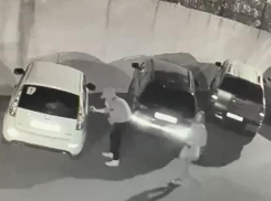 Разрисовавшие десятки машин вандалы попались на камеру в Воронеже