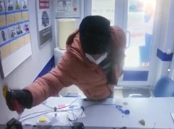 Лудоман в медицинской маске напал на салон микрозаймов в центре Воронежа