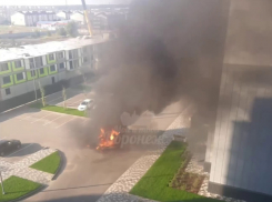 Автомобиль сгорел дотла в воронежском ЖК – опубликовано видео