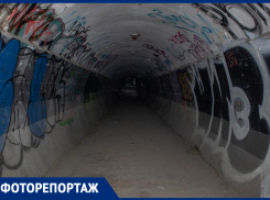 В пристанище бомжей и граффитчиков превратился закрытый переход у «Детского мира» в Воронеже