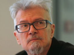 Эпатажный писатель Эдуард Лимонов рассказал, почему Владимир Путин перенес совещание в Воронеж