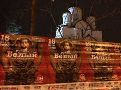 Храм Рождества Христова в Воронеже осаждают поп-идолы