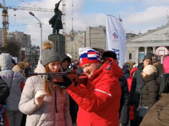 Стрельбу губернатора из винтовки в центре Воронежа сняли на видео