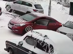 Полный провал: автомобилист хотел помочь, но устроил переполох в воронежском дворе 