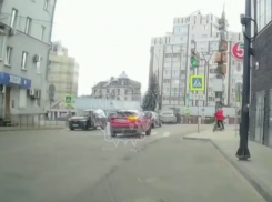 Момент наезда на самокатчика попал на видео в Воронеже 