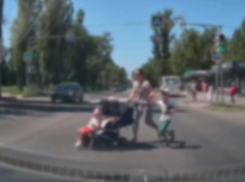 Женщина едва не угробила себя и детей на дороге в Воронеже