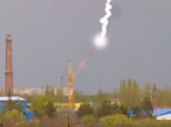 Попадание молнии в подъемный кран попало на видео в Воронеже 