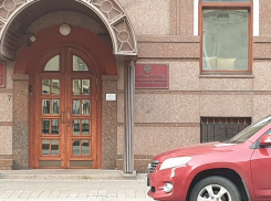 Реклама массажного салона пропала у подъезда воронежского представительства в Москве 