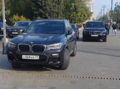 Королевская парковка на BMW попала на фото в центре Воронежа 