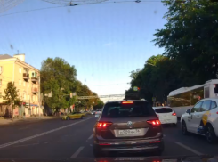 Воронежец на золотом авто поплатился за выкрутасы в центре города 