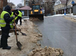 Фотографиями работящих коммунальщиков поделились воронежские власти