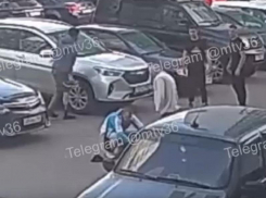 Появилось видео массовой драки с таксистом, в которой пассажир лишился протеза ноги в Воронеже