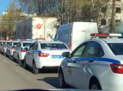 Невероятное количество полицейских машин сняли на дороге в Воронеже