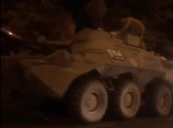 Внушительную колонну военной техники сняли ночью в Воронеже