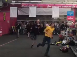 Штурм толпы воронежцев пустого MediaMarkt попал на видео