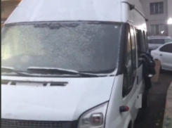 «Автомобильный бомжатник» терроризирует жителей двора в Воронеже